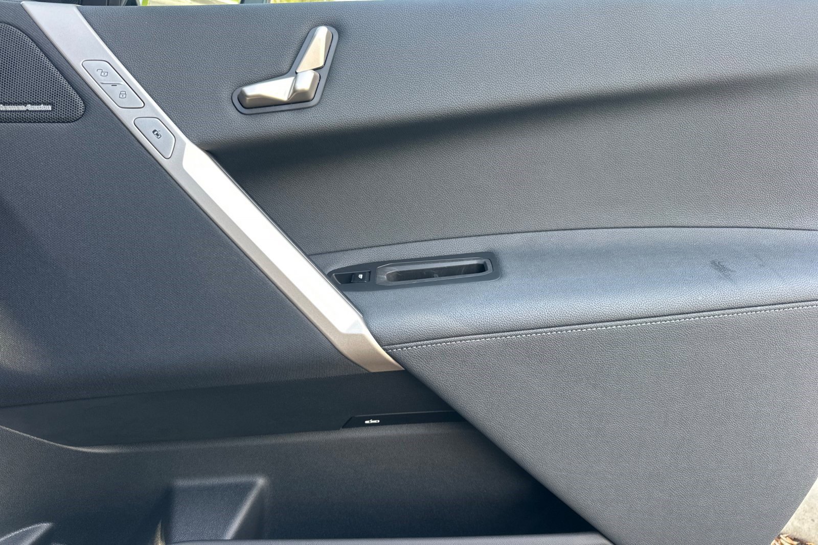 Used 2025 BMW iX xDrive50 w/ Sport Package image 22