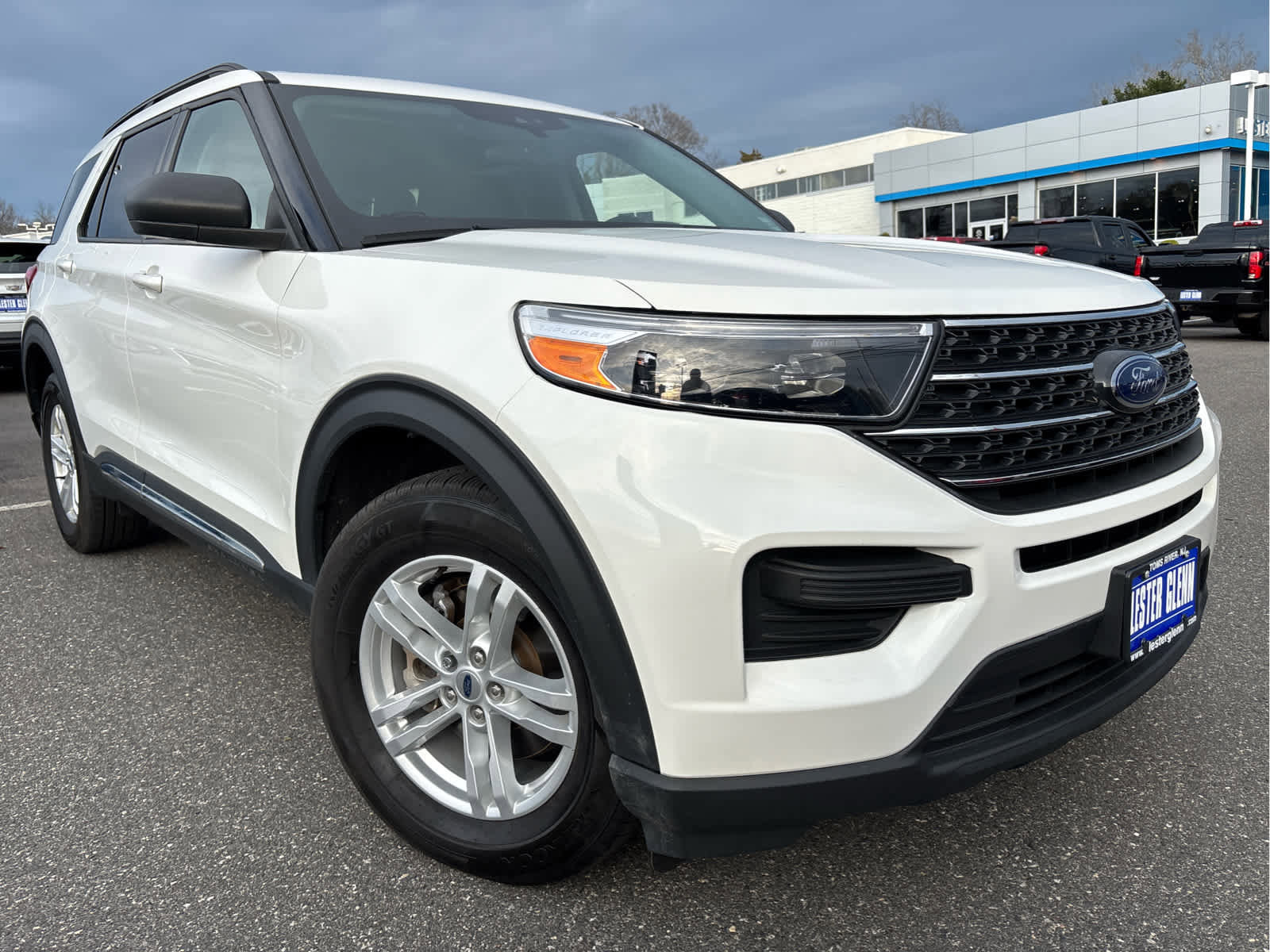 Used 2023 Ford Explorer XLT image 2