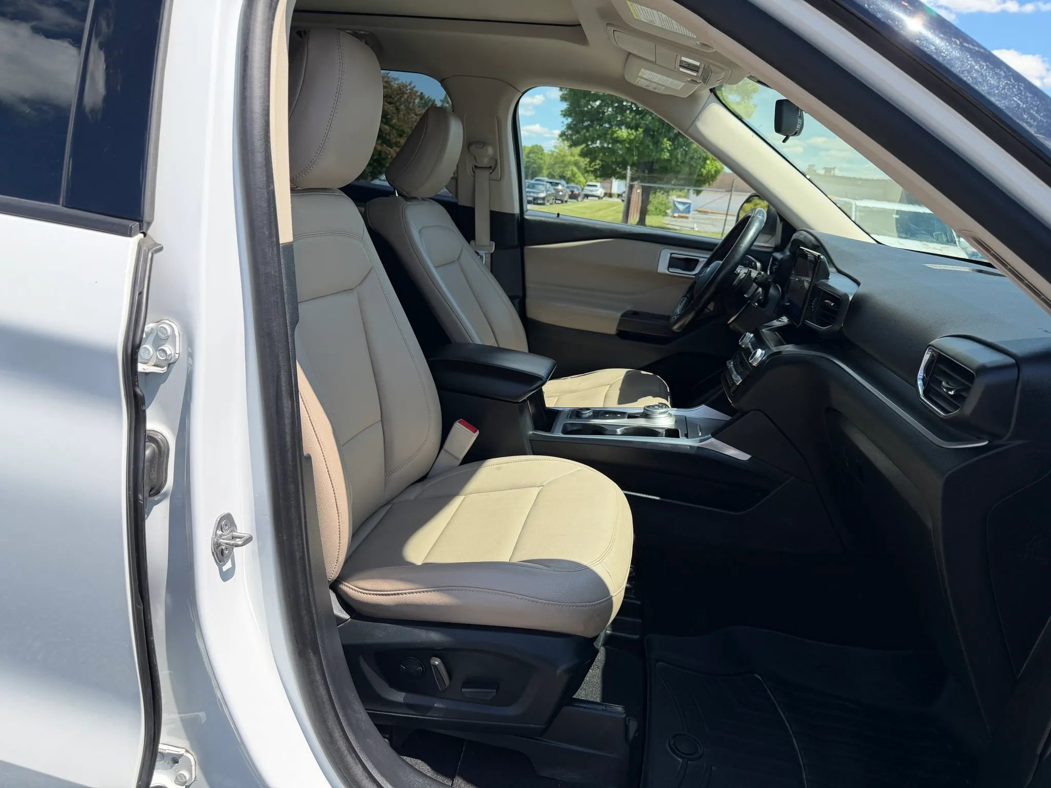 Used 2020 Ford Explorer XLT w/ Equipment Group 202A AWD/4WD image 11