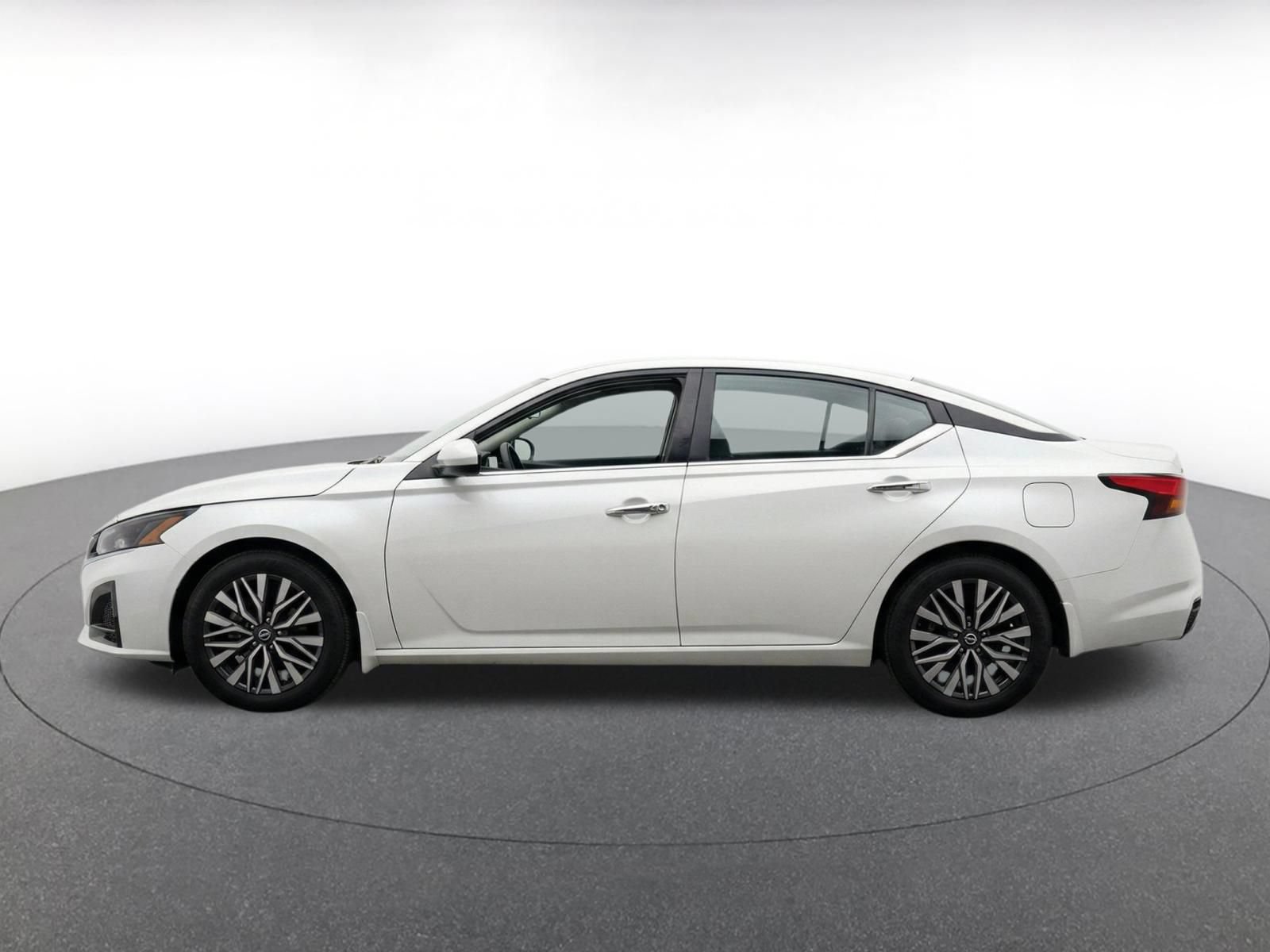 Used 2025 Nissan Altima 2.5 SV FWD image 9