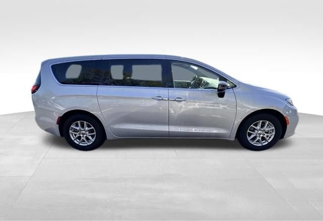 Used 2024 Chrysler Pacifica Touring-L FWD image 9