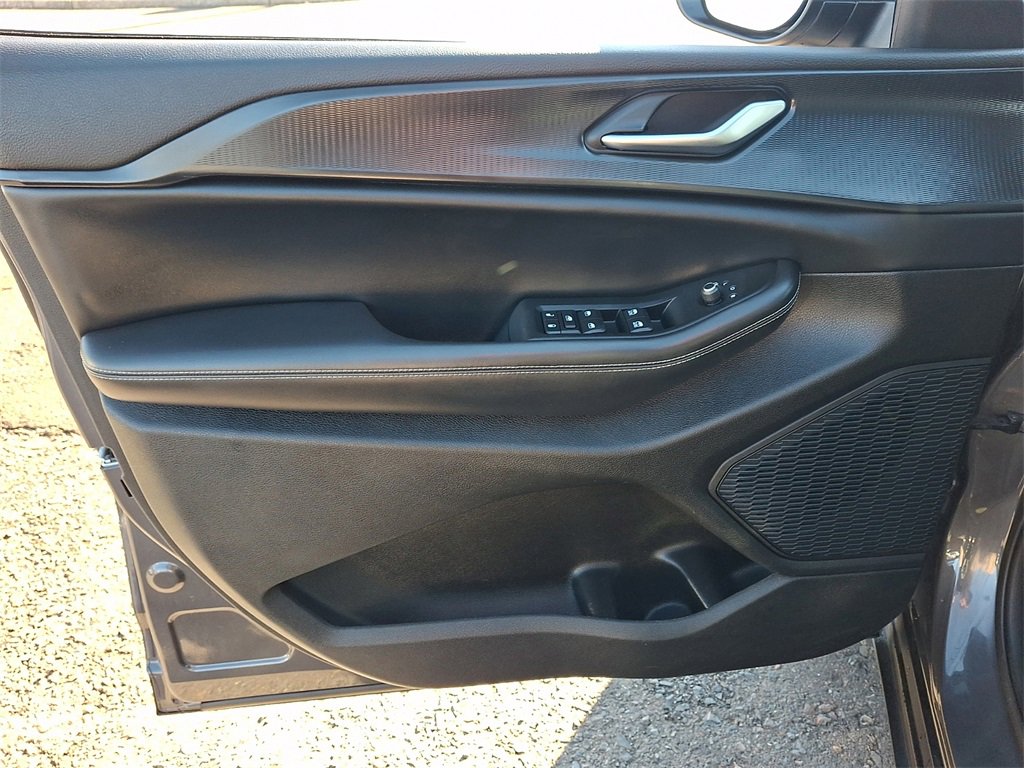 Used 2023 Jeep Grand Cherokee L Laredo image 14