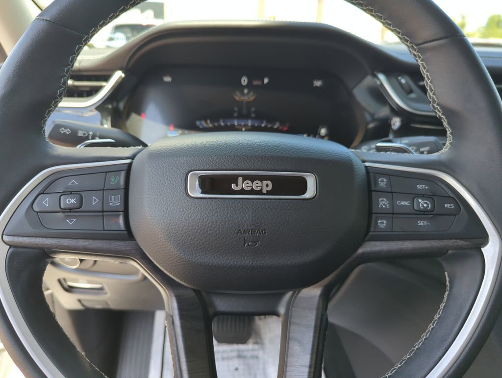 Used 2022 Jeep Grand Cherokee L Limited w/ Black Appearance Package AWD/4WD image 43