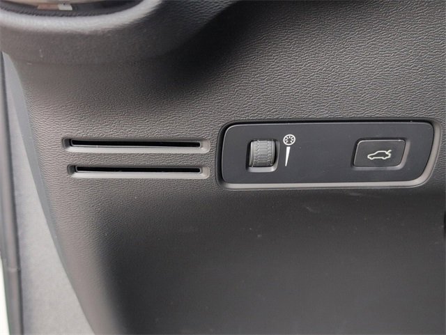 Used 2022 Volvo XC40 P8 Recharge Plus image 30