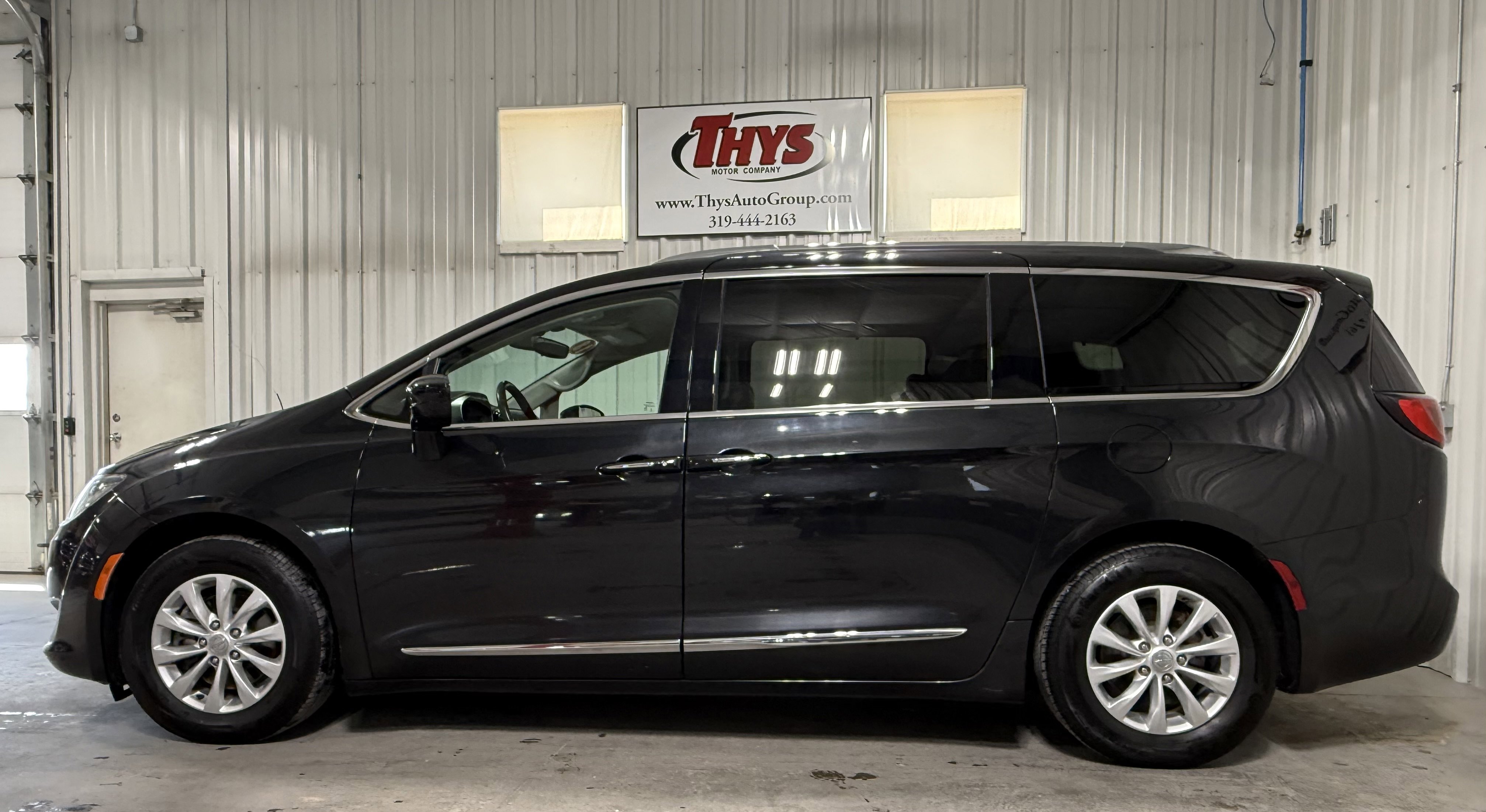 Used 2018 Chrysler Pacifica Touring-L FWD image 13