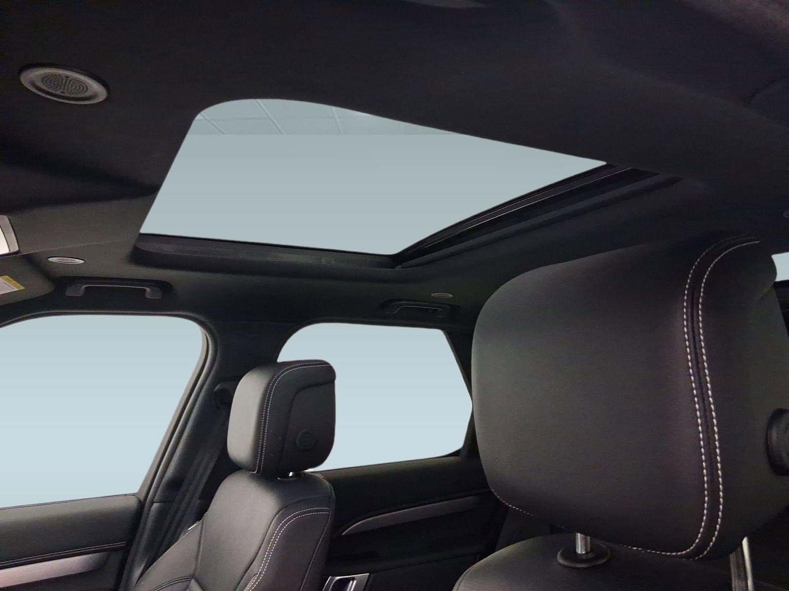 Used 2025 Land Rover Discovery Dynamic SE image 14