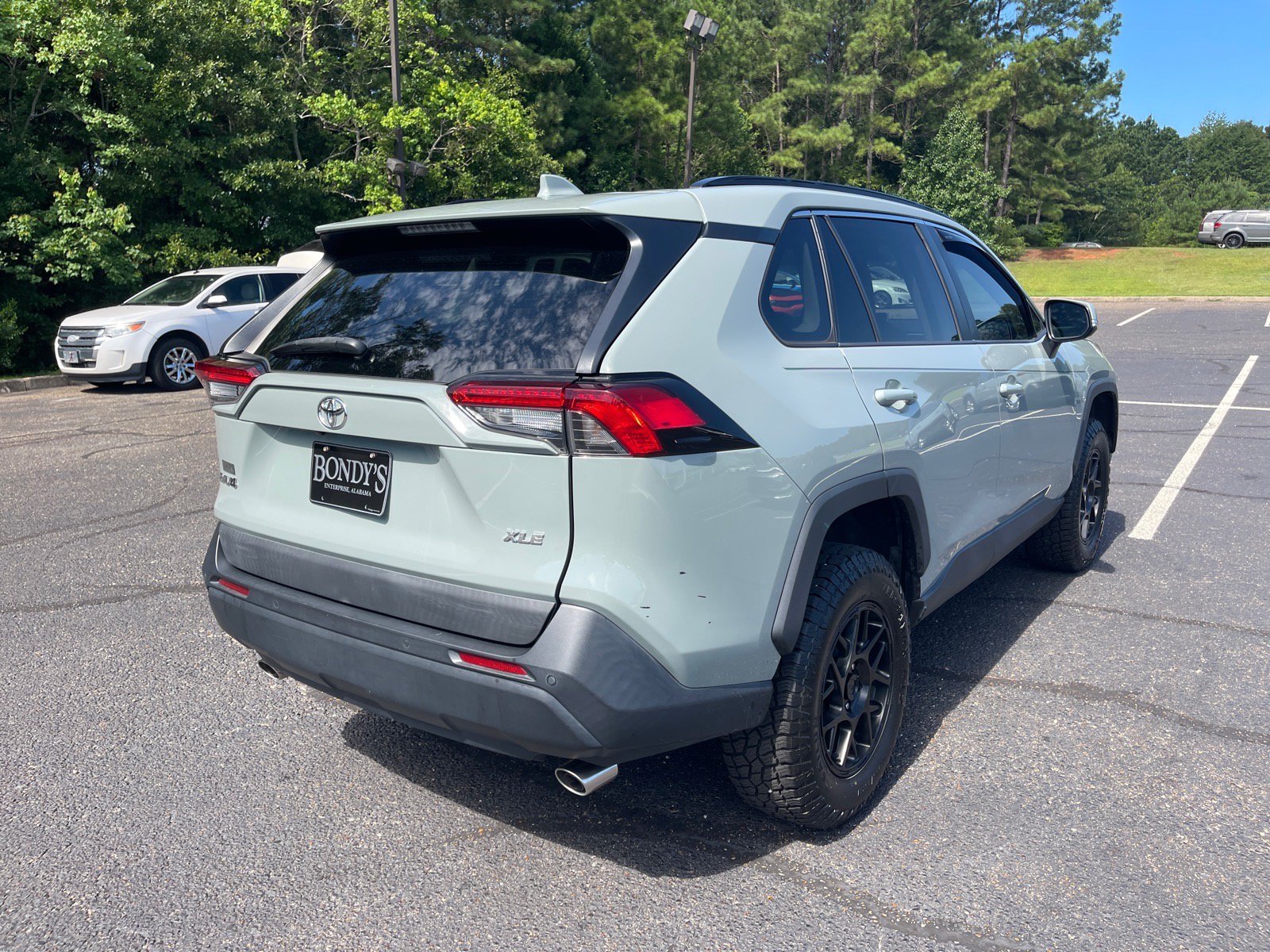 Used 2021 Toyota RAV4 XLE Premium FWD image 17