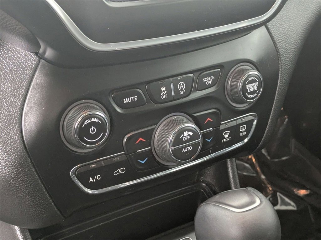 Certified 2019 Jeep Cherokee Latitude Plus w/ Comfort/Convenience Group image 21