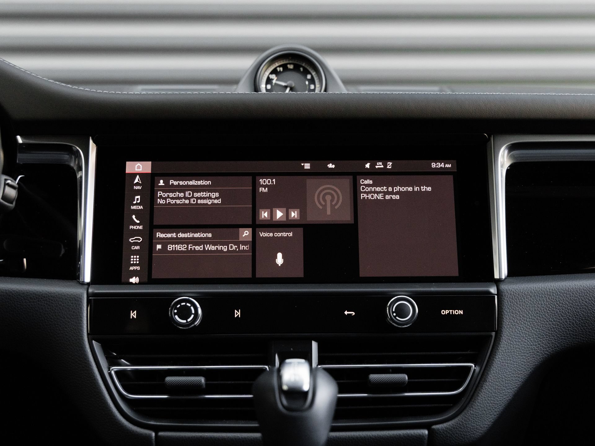 Certified 2025 Porsche Macan AWD/4WD image 21