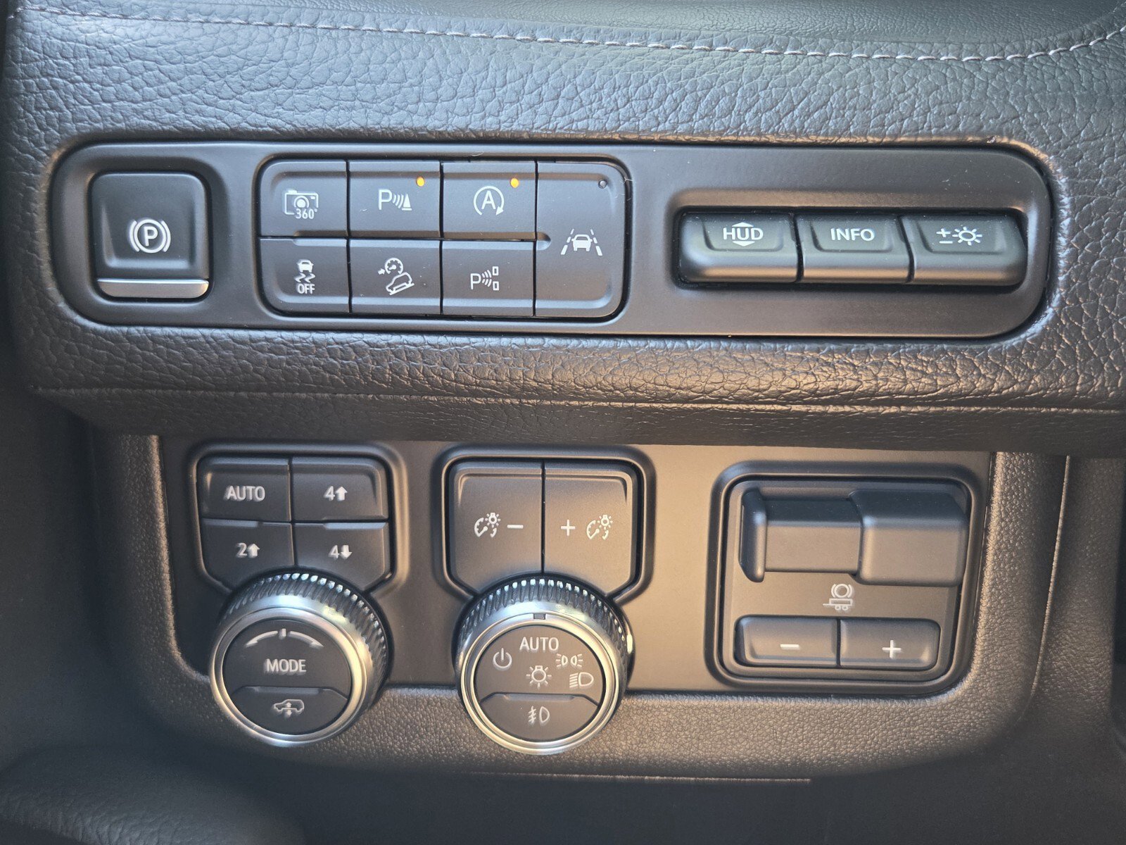 Used 2024 GMC Yukon Denali w/ Denali Reserve Package image 22