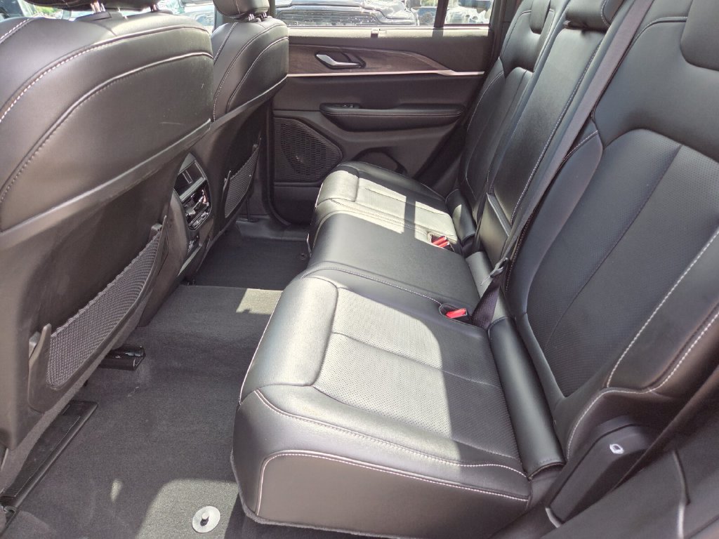 Used 2025 Jeep Grand Cherokee Limited AWD/4WD image 23