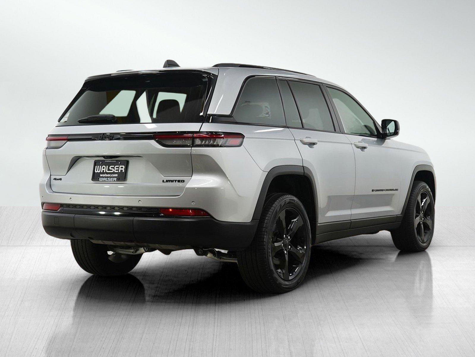 Used 2024 Jeep Grand Cherokee Limited w/ Black Appearance Package AWD/4WD image 5