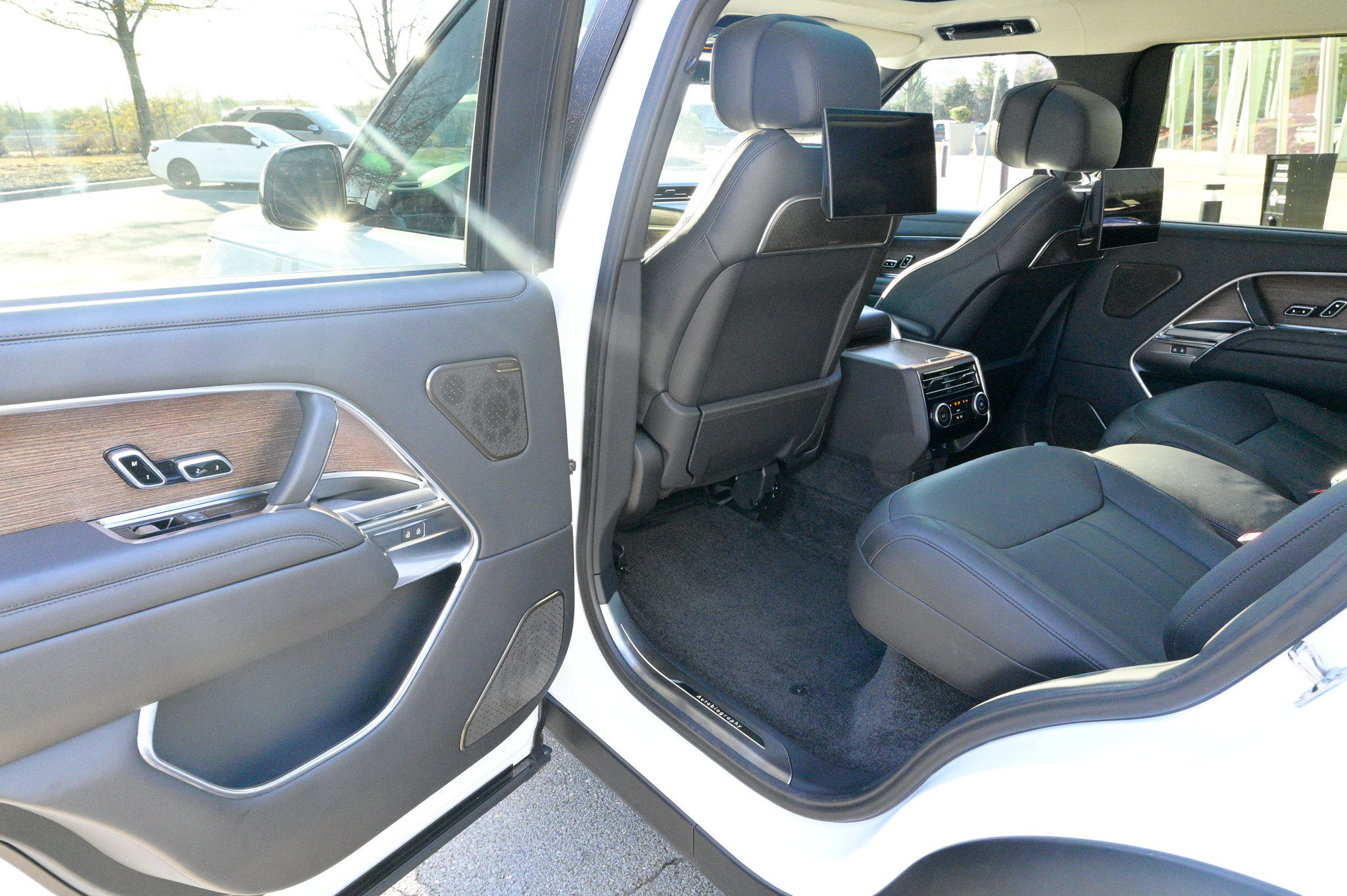 Used 2025 Land Rover Range Rover Long Wheelbase Autobiography image 34