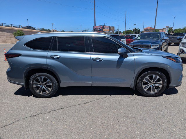 Used 2022 Toyota Highlander XLE AWD/4WD image 6