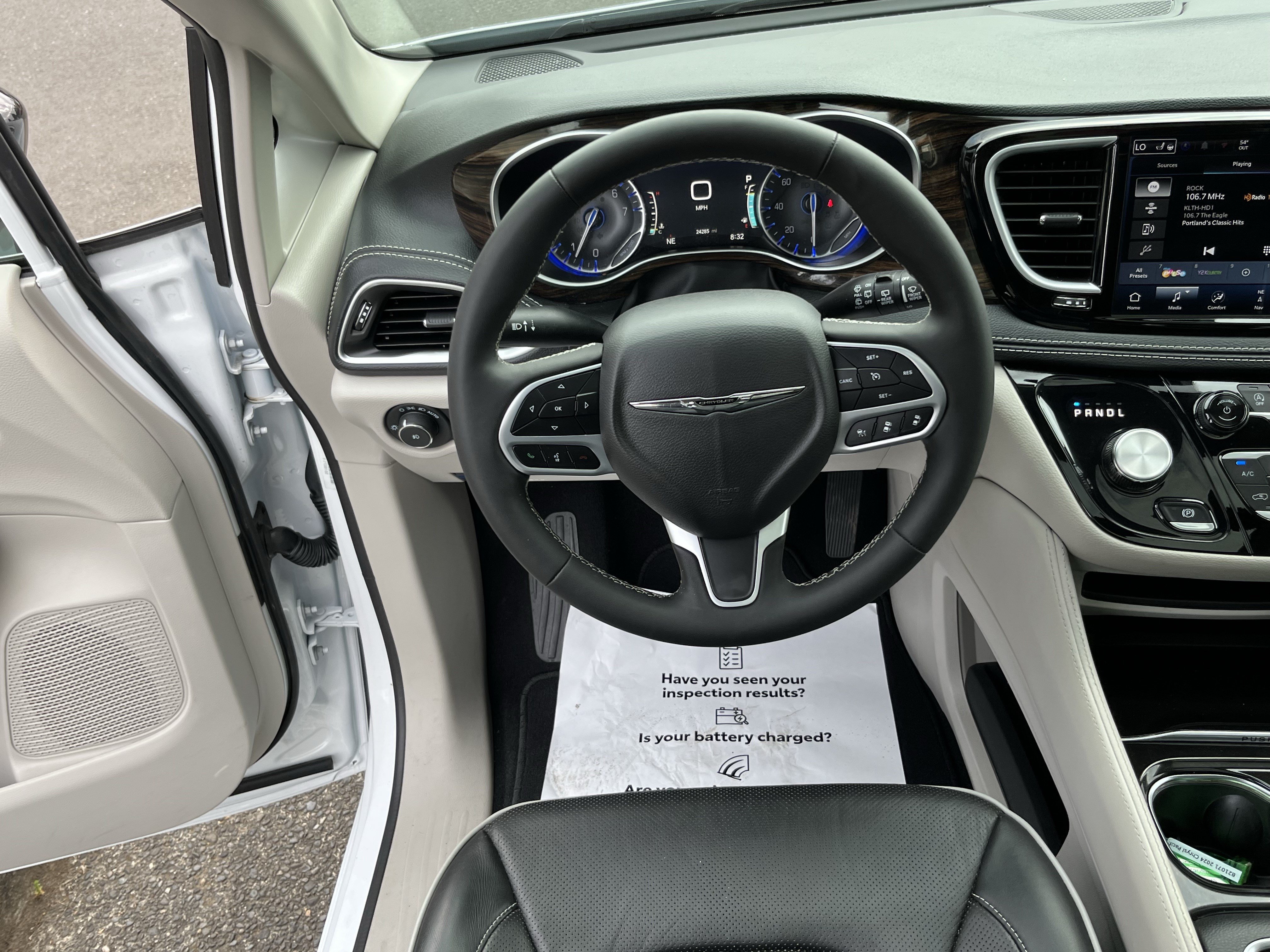 Used 2024 Chrysler Pacifica Limited FWD image 13