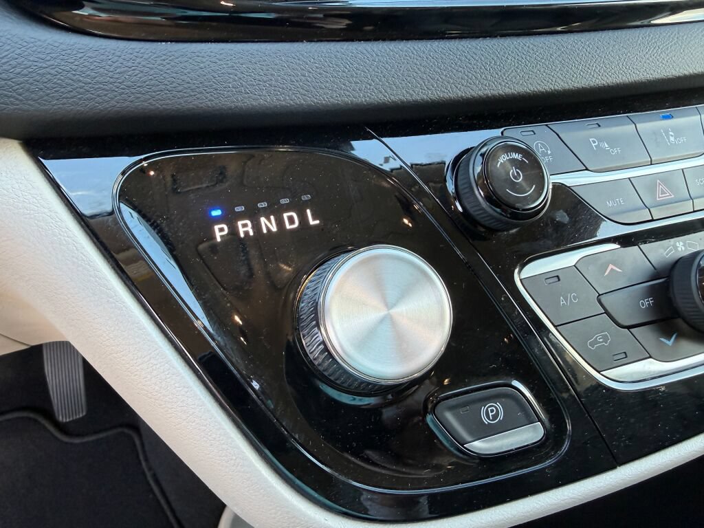 Used 2024 Chrysler Pacifica Touring-L FWD image 30