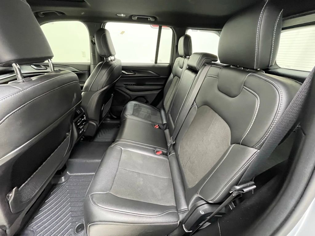 Used 2023 Jeep Grand Cherokee Altitude AWD/4WD image 9