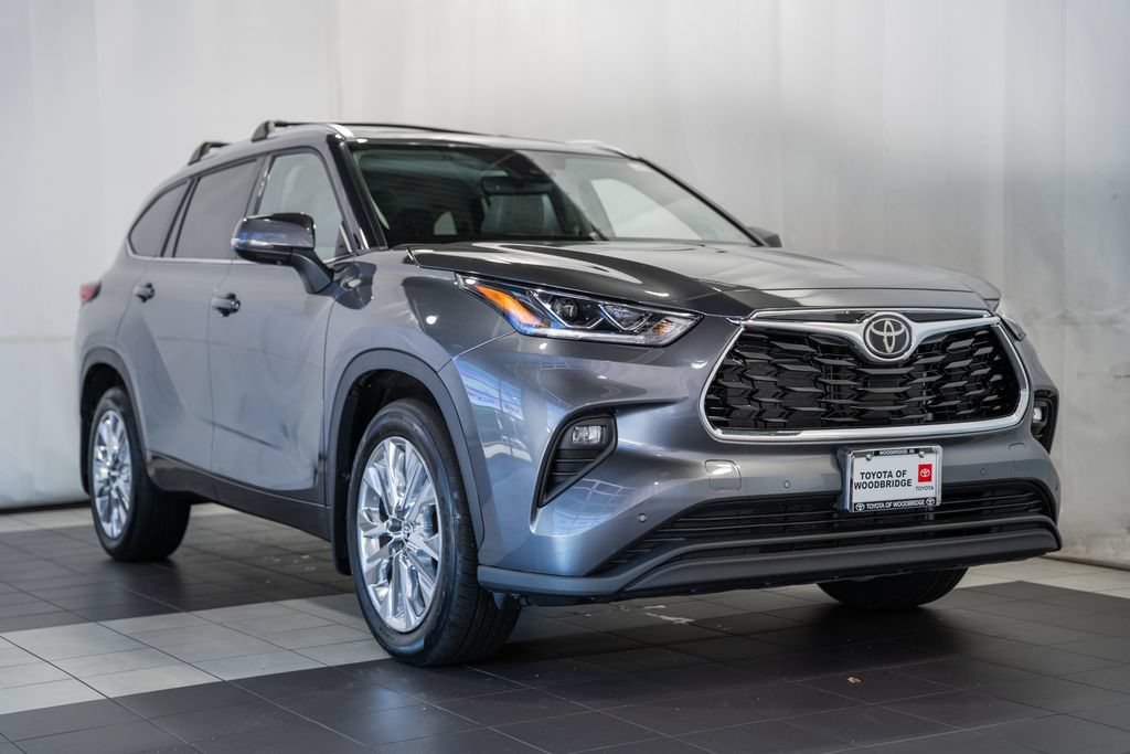 Used 2023 Toyota Highlander Limited AWD/4WD image 1