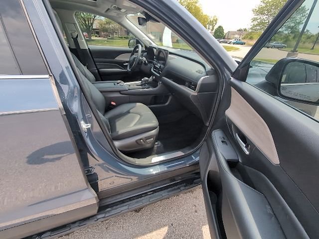Used 2025 Toyota Grand Highlander AWD image 2