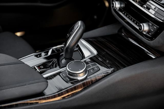 Used 2023 BMW 530e RWD image 34