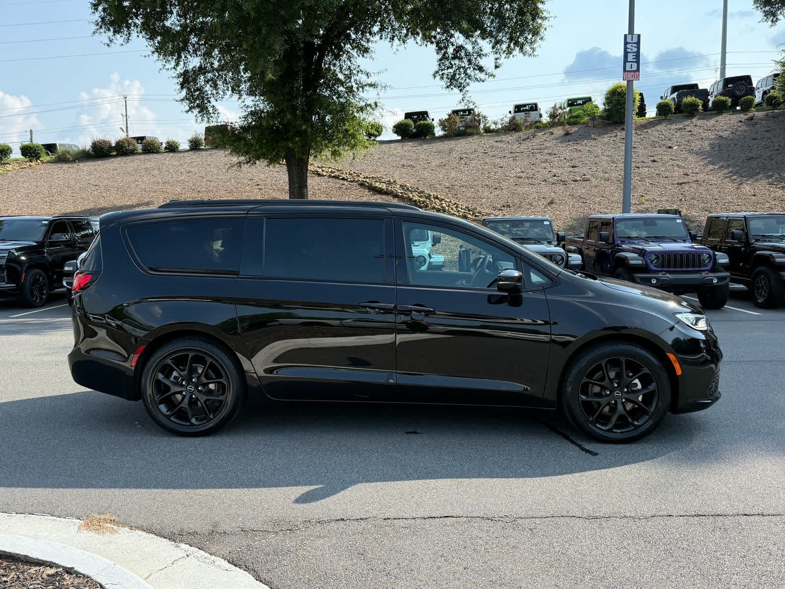 Used 2025 Chrysler Pacifica Limited FWD image 6