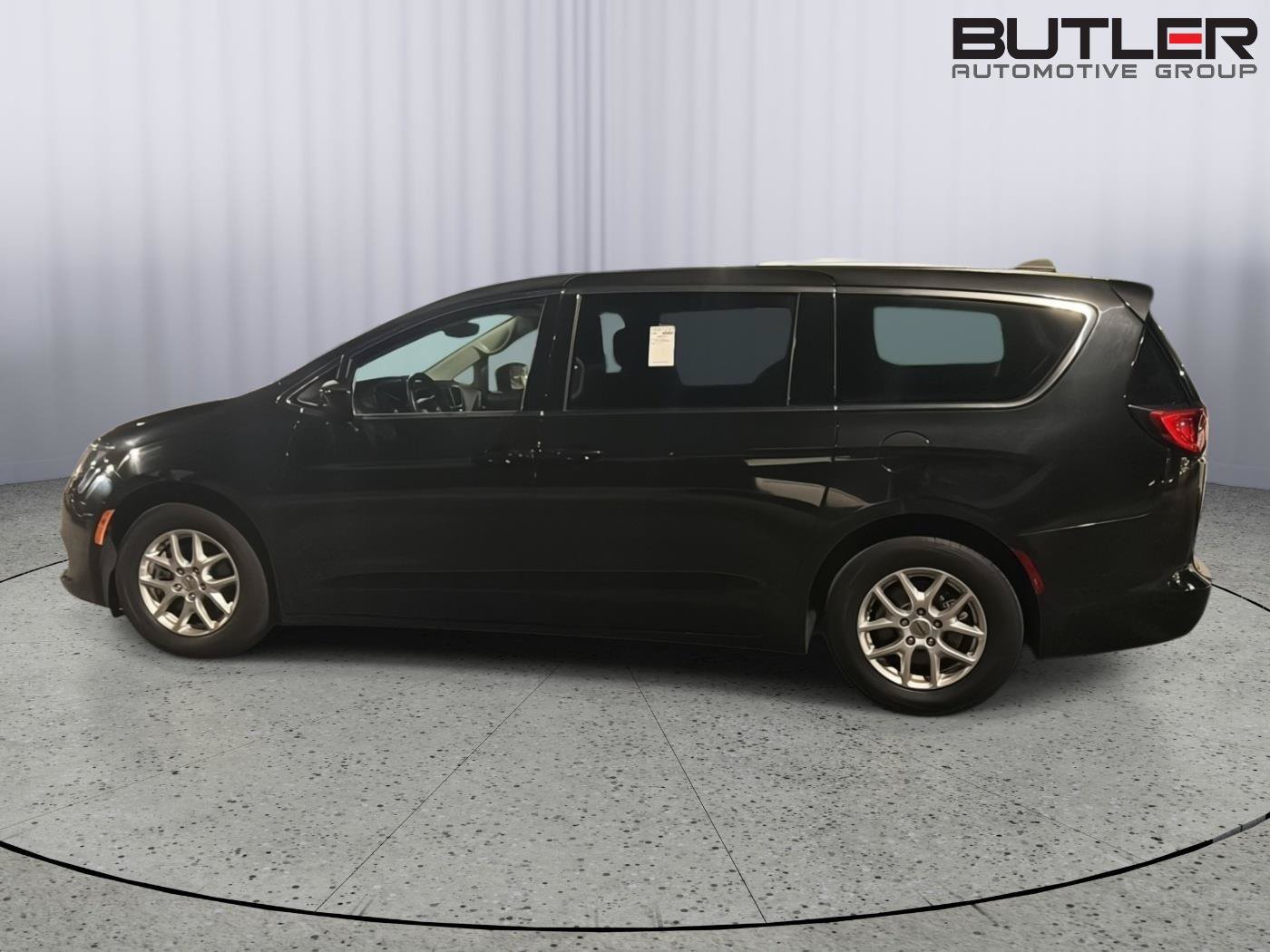 Used 2023 Chrysler Voyager LX FWD image 6