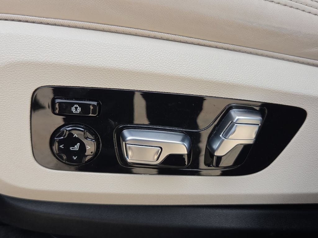 Used 2022 BMW X7 xDrive40i w/ M Sport Package AWD/4WD image 12