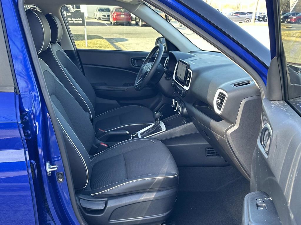 Used 2024 Hyundai Venue Limited image 28