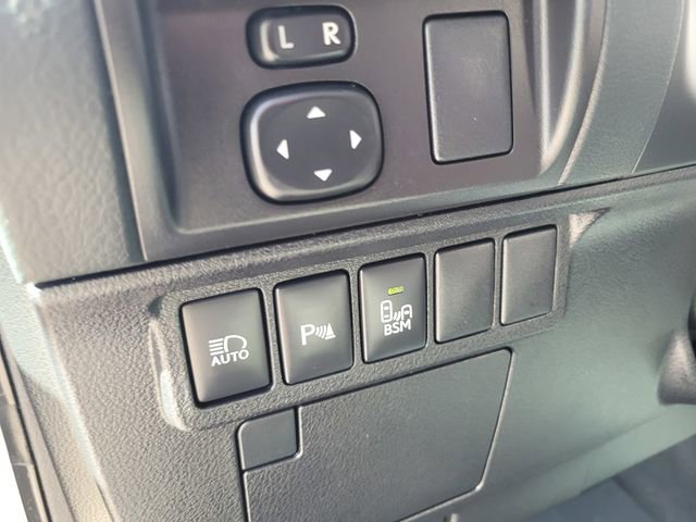 Used 2016 Lexus ES 350 w/ Luxury Package w/Wood Trim image 19