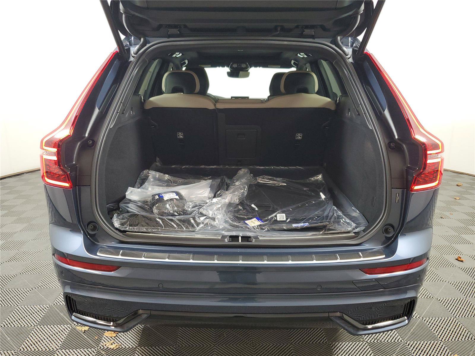 New 2026 Volvo XC60 B5 Plus w/ Protection Package Premier AWD/4WD image 9