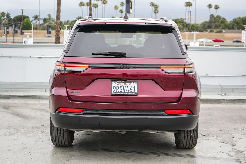 Used 2025 Jeep Grand Cherokee Altitude AWD/4WD image 8