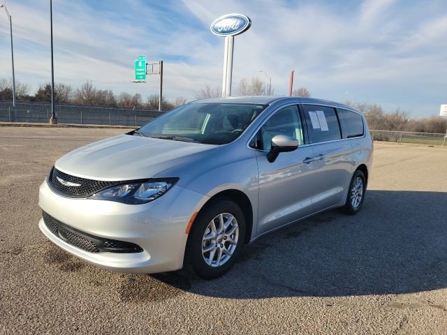 Used 2023 Chrysler Voyager LX image 18