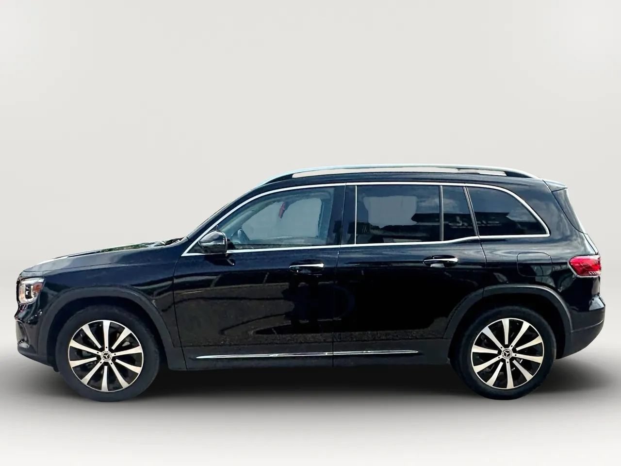 Used 2023 Mercedes-Benz GLB 250 4MATIC w/ Premium Package image 4