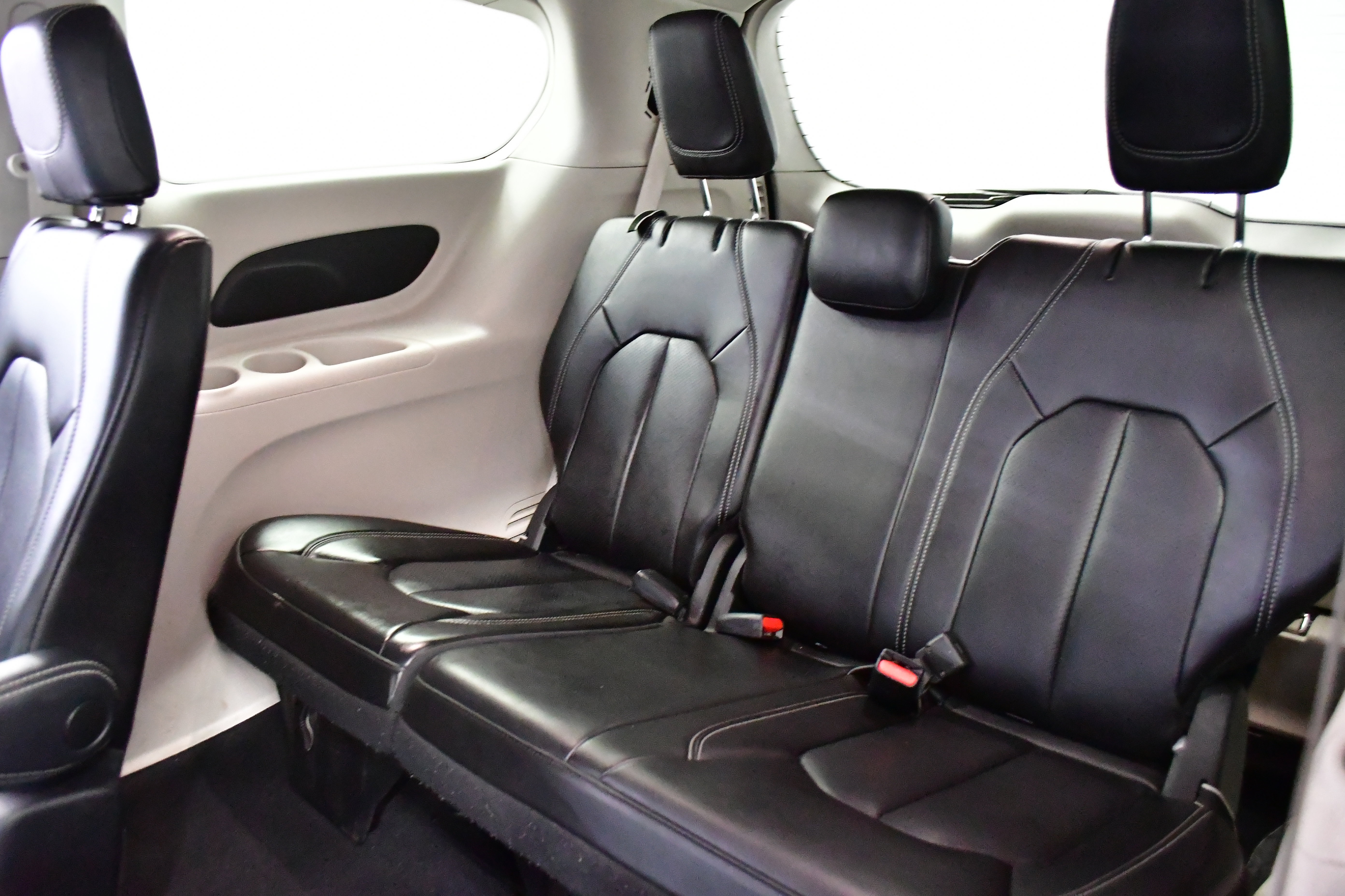 Used 2023 Chrysler Pacifica Touring-L FWD image 13