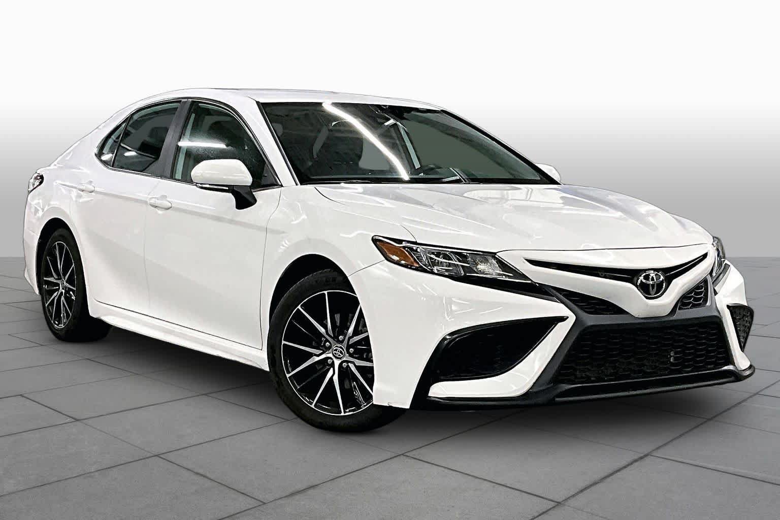 Used 2024 Toyota Camry SE FWD image 3