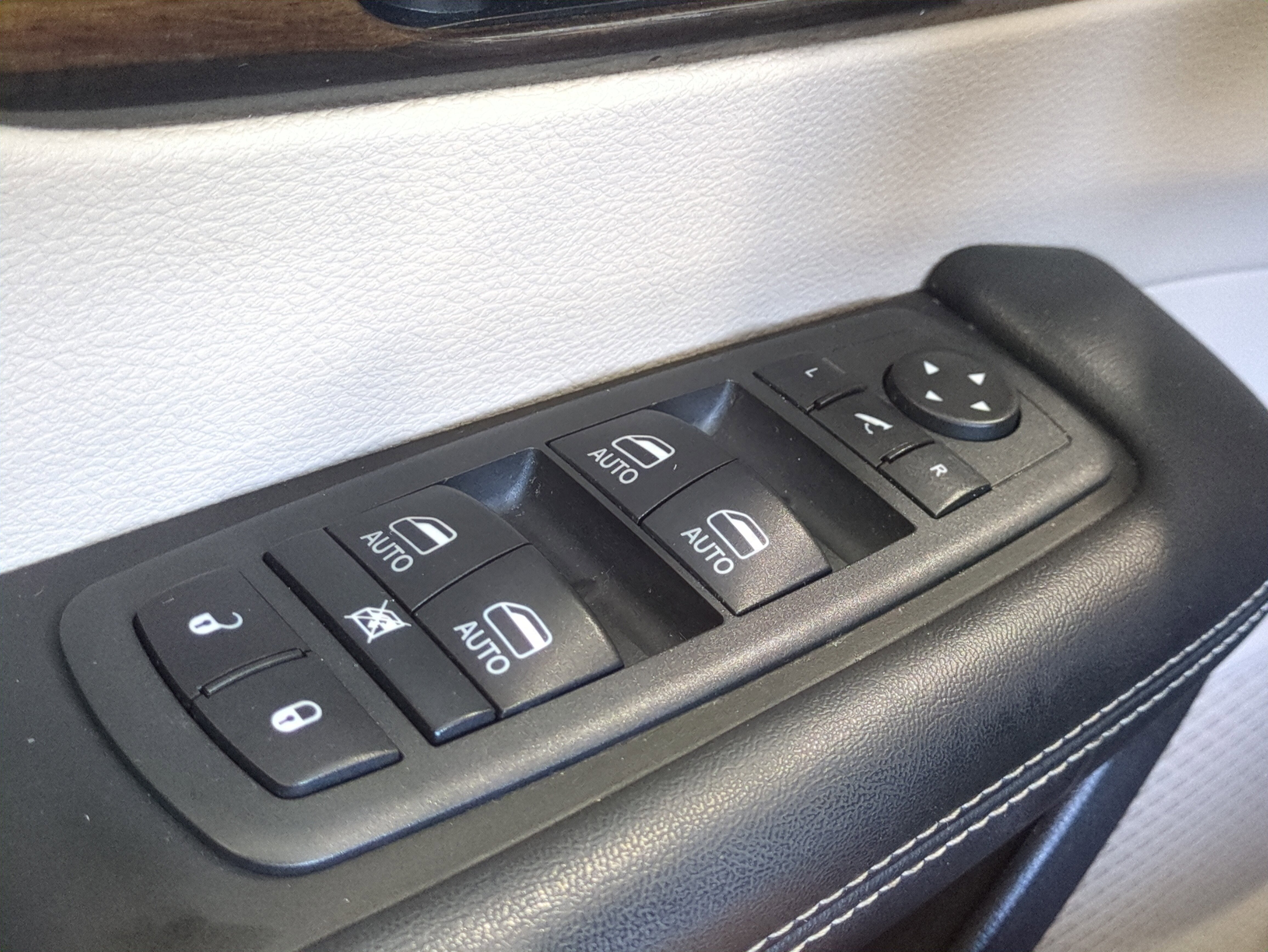 Used 2022 Chrysler Pacifica Limited FWD image 27