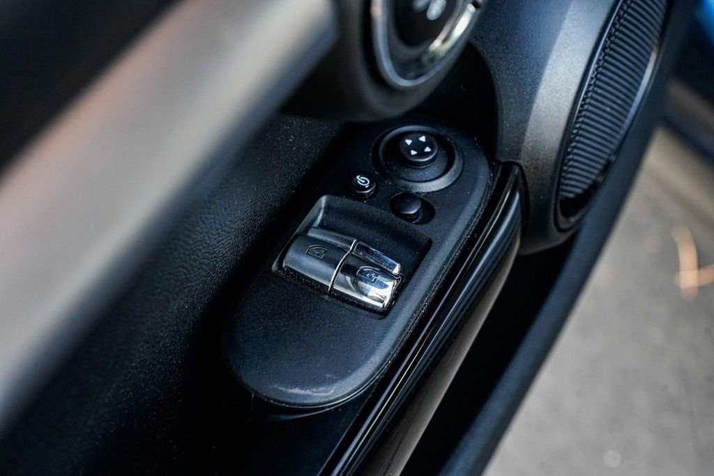 Certified 2023 MINI Cooper 2-Door Hardtop image 9