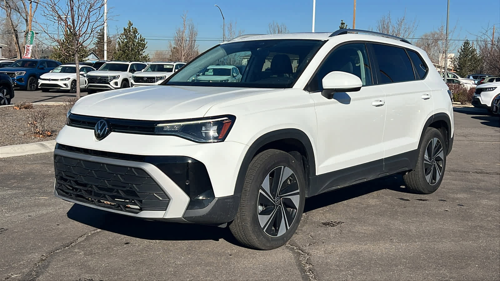 Used 2025 Volkswagen Taos SE w/ Panoramic Sunroof Package