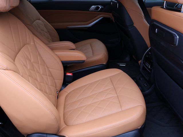 Used 2024 BMW X7 xDrive40i w/ Climate Comfort Package image 16