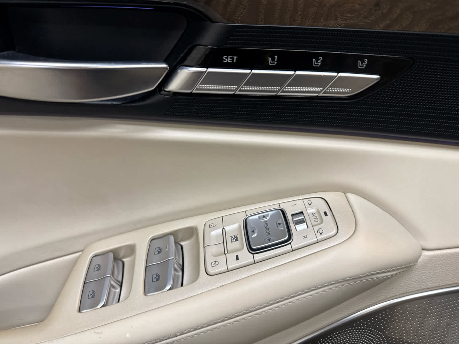 Used 2018 Genesis G90 5.0 Ultimate AWD/4WD image 29