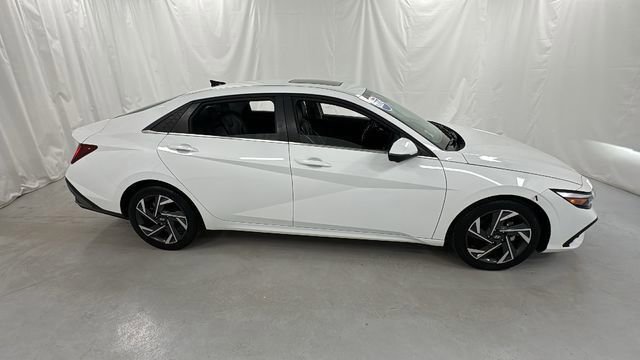 Used 2024 Hyundai Elantra Limited image 2
