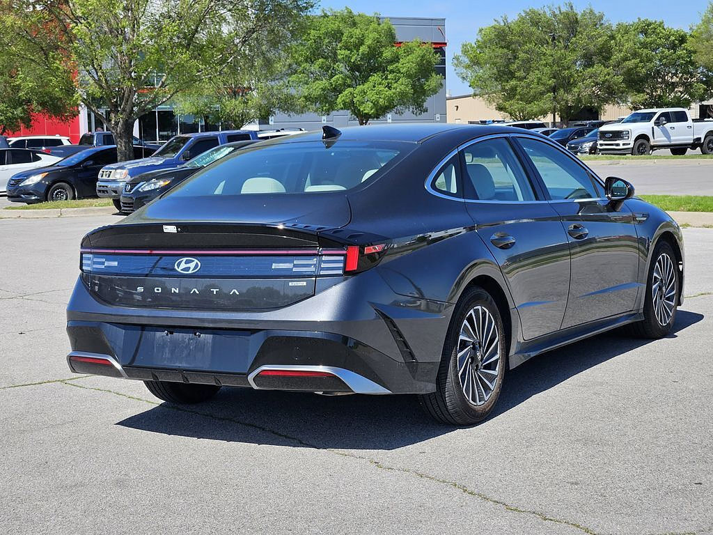 Used 2025 Hyundai Sonata SEL FWD image 4