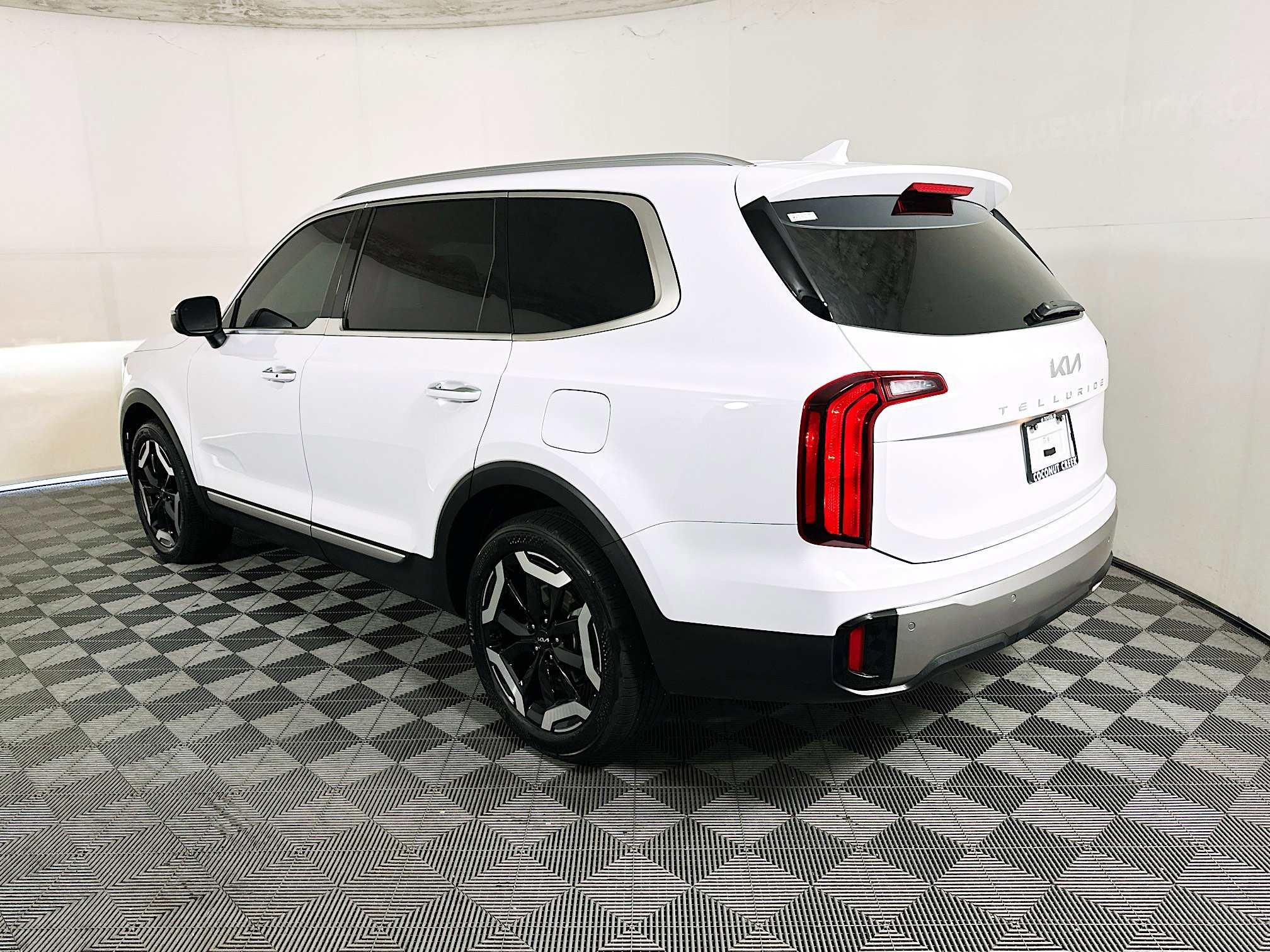 Used 2025 Kia Telluride S FWD image 5