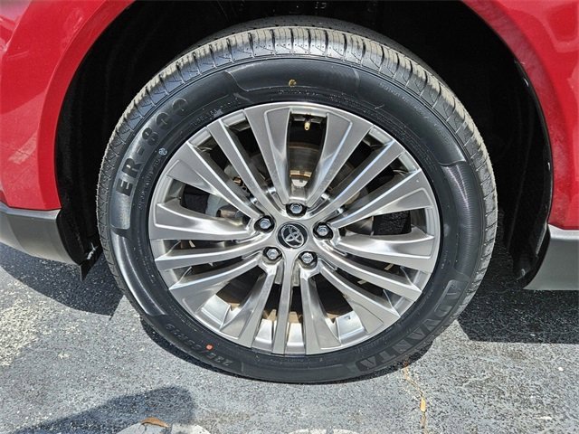 Used 2022 Toyota Venza XLE image 14