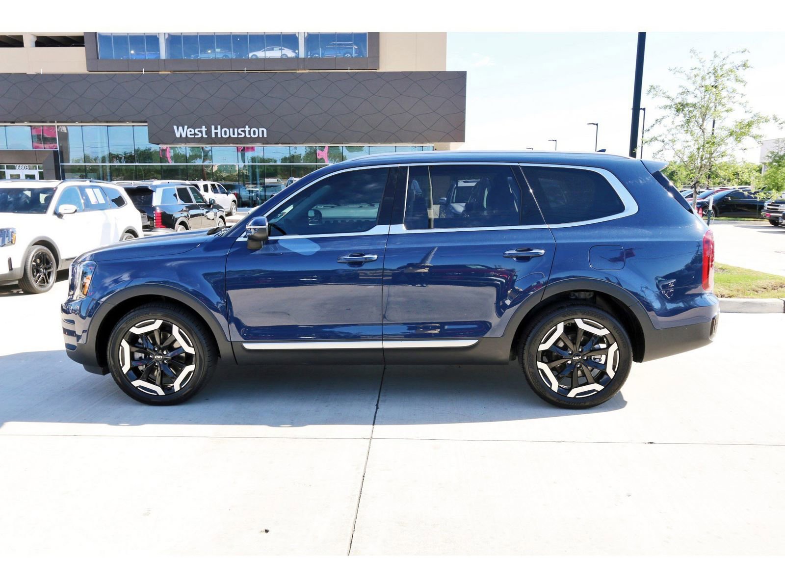 Used 2024 Kia Telluride S w/ S Sunroof Package image 5