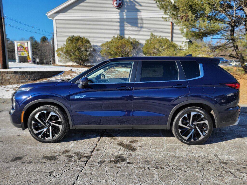 Used 2023 Mitsubishi Outlander SE image 2