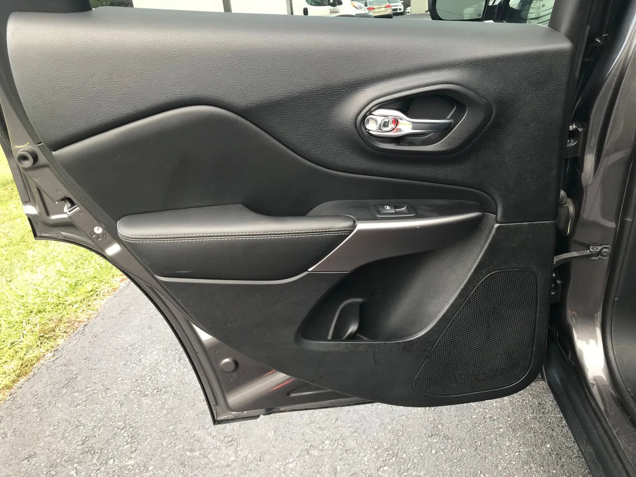 Used 2019 Jeep Cherokee Limited w/ Technology Group image 38