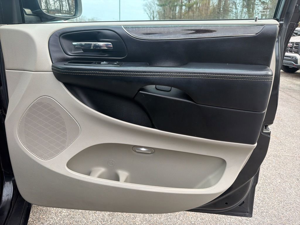 Used 2014 Chrysler Town & Country Touring image 26