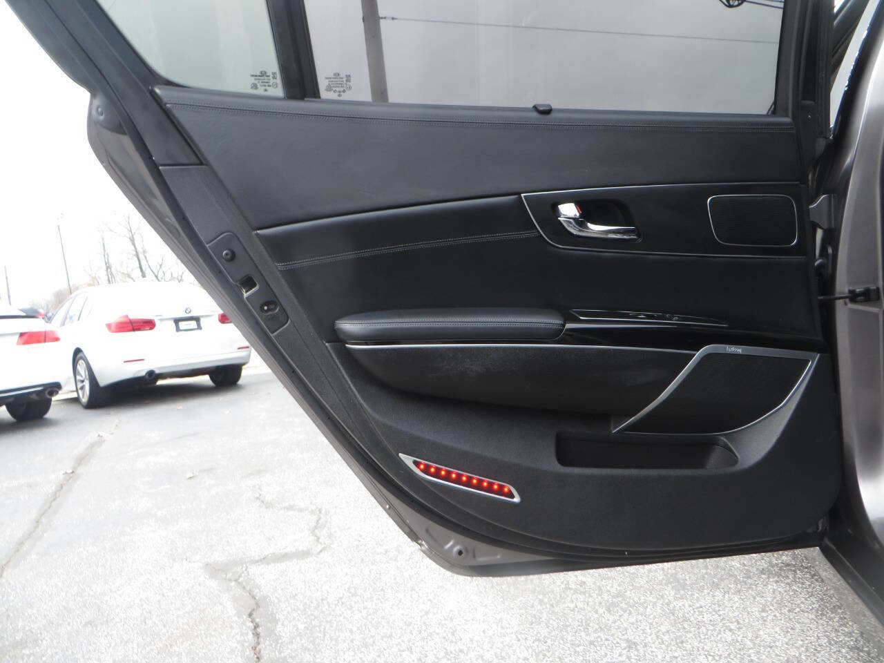 Used 2016 Kia K900 Luxury image 36