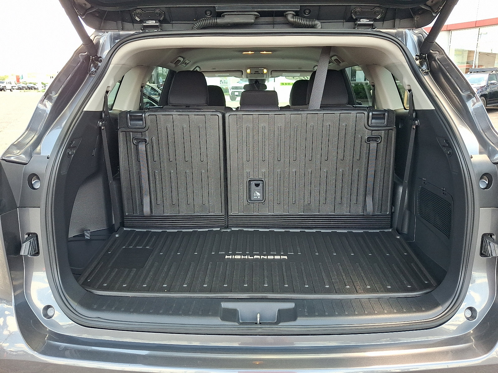 Used 2025 Toyota Highlander LE AWD/4WD image 28